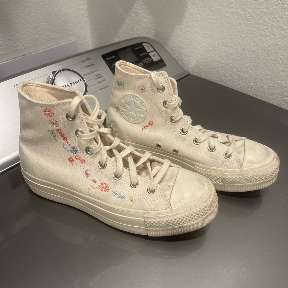 Women’s Converse All Star lift platform 
Embroidered Flowers
Size 6